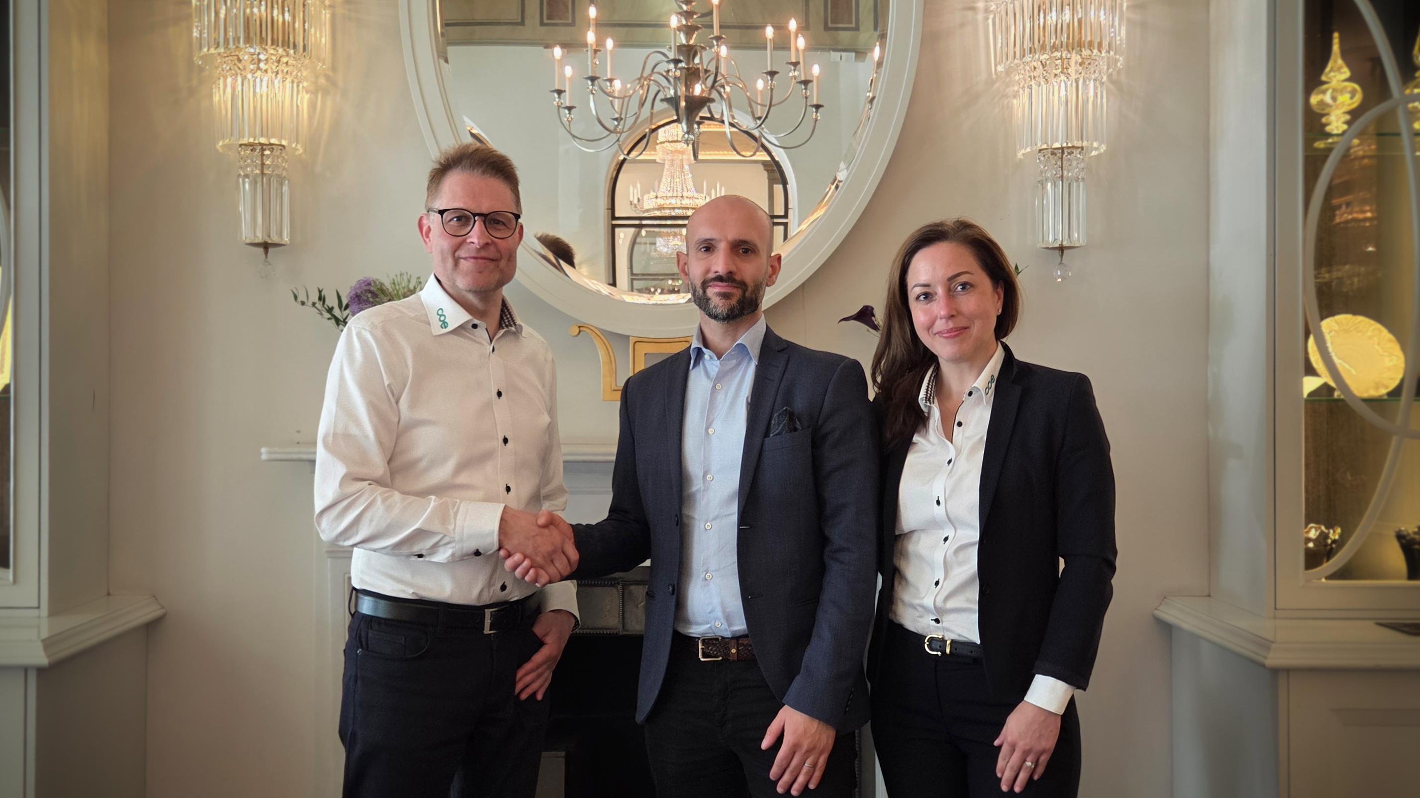 Kuvassa CoE Groupin toimitusjohtaja Sami Kivioja, Co-Engineering Nordic AB:n uusi toimitusjohtaja Peter Butros sekä CoE Groupin talousjohtaja Heidi Äijö